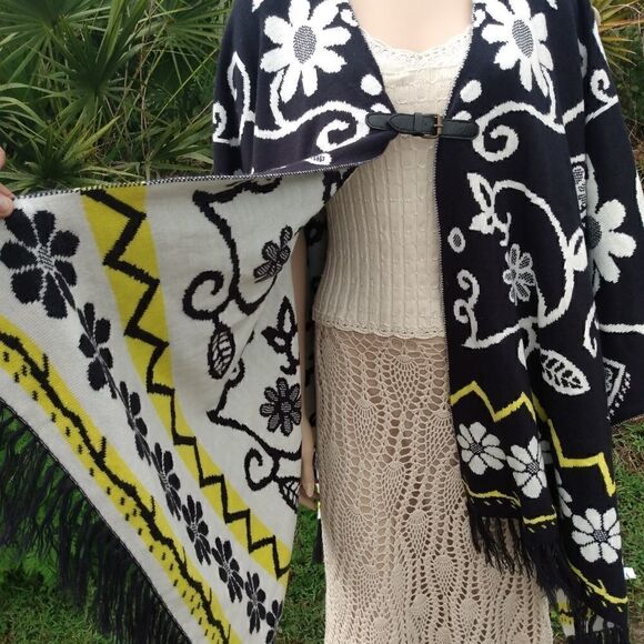 NWOT SNAILS & CINNAMON Black/White/Yellow Floral Cardigan Jacket/Wrap w/Buckle - Picture 4 of 13